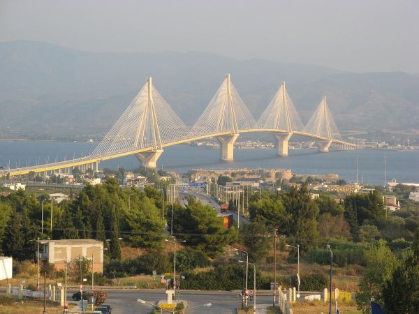 Φωταγωγήθηκαν τα εμβληματικά τοπόσημα των χωρών της ΕΕ για την Ημέρα της Ευρώπης - Στην Ελλάδα η Γέφυρα Ρίου-Αντιρρίου