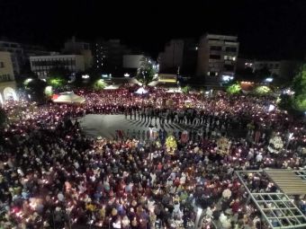 Κατανυκτική η περιφορά και η συνάντηση των Επιταφίων στην κεντρική πλατεία της Καρδίτσας (+Φωτο +Βίντεο)